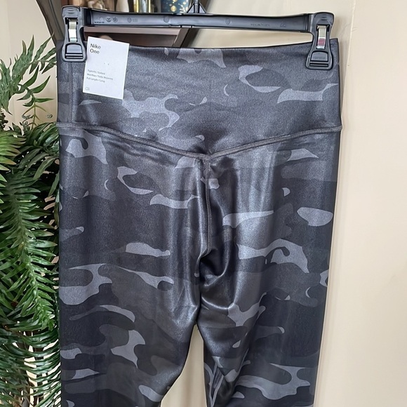Brand New Nike Dri-Fit One Full Length Mid Rise Shiny Black & Grey Camo Leggings - Picture 7 of 14